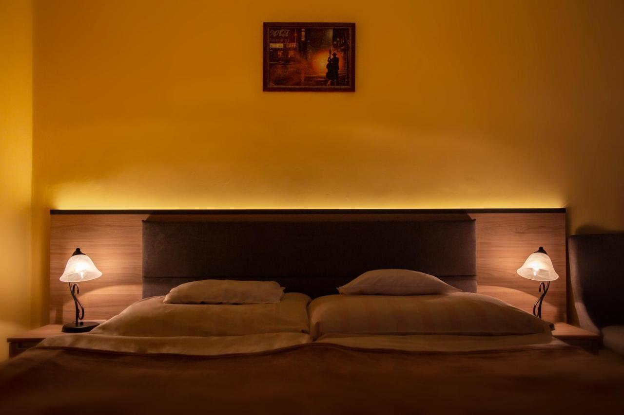 Alabastrom Panzio Es Etterem Bed & Breakfast Bogacs Bagian luar foto